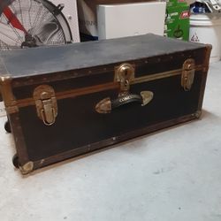 Antique Concourse Black Travel Chest With Wheels 