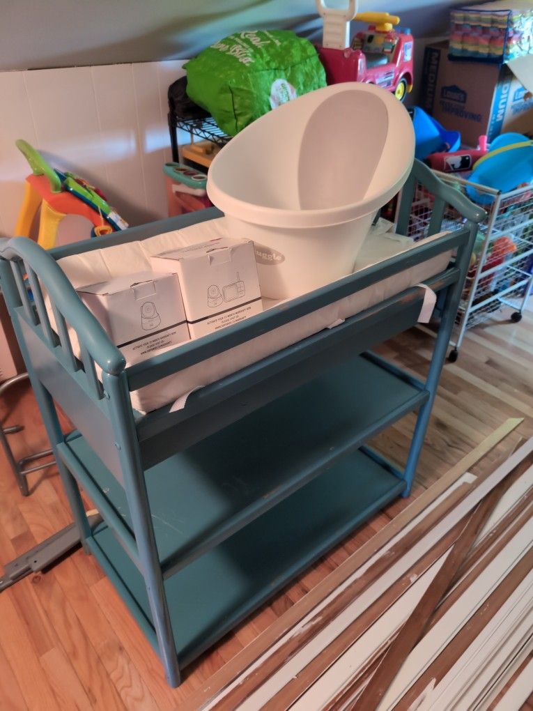 Baby Bundle: Changing Table, Co-sleeper, Baby bath, Baby Camera