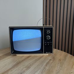 Vintage 1982 GoldStar VR-225 CRT Portable TV – Works – Retro Gaming / Decor