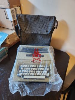 $30 Olivetti LETTERA 25 typewriter.  Located in Azusa CA