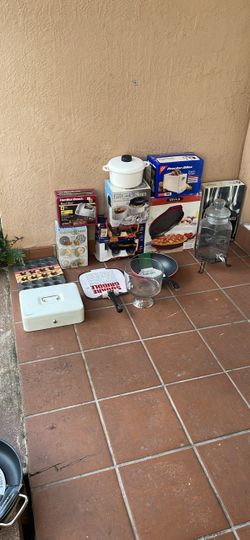 Mixed Kitchen Appliances and Cookware Lot