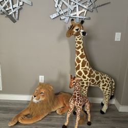 Plush giant Lion and Jiraffe duo