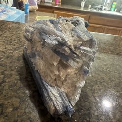 Kyanite crystal cluster formation