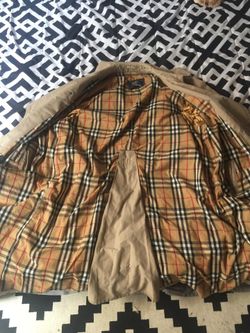 Large Men’s Burberry Trench Coat
