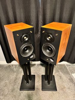 Triangle Comete 202 bookshelf speakers