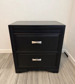 2 matching black nightstand