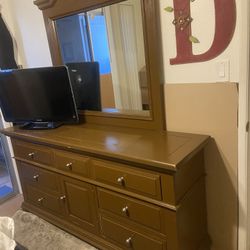 Broyhill Dresser And Mirror 