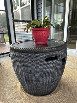 Outdoor propane fire pit