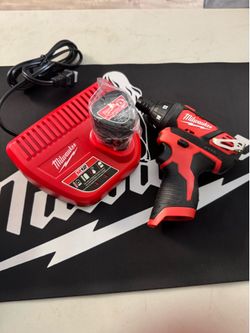 Milwaukee m12 screwdriver combo