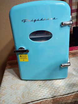 Mini Frigidaire fridge $25