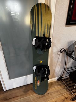 Vintage Kemper digital series 144 snowboard with flow bindings