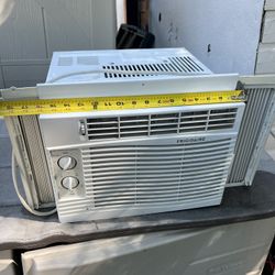 Frigidaire Air Conditioner 5,000 BTUs Model FFRA0511U1E 