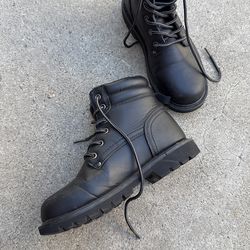 Steal toe women boots size.6