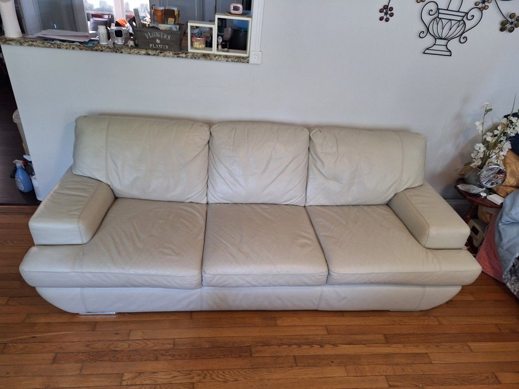 Baeige Lether Couch