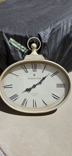 Pier 1 wall clock
