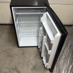 Arctic King Refrigerator 