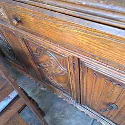 Thrust your drawer and table with chairs