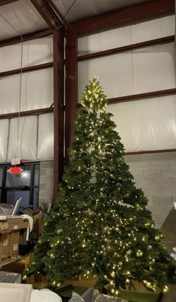 Brand New 14ft Commercial Grade Pre-Lit Tree
