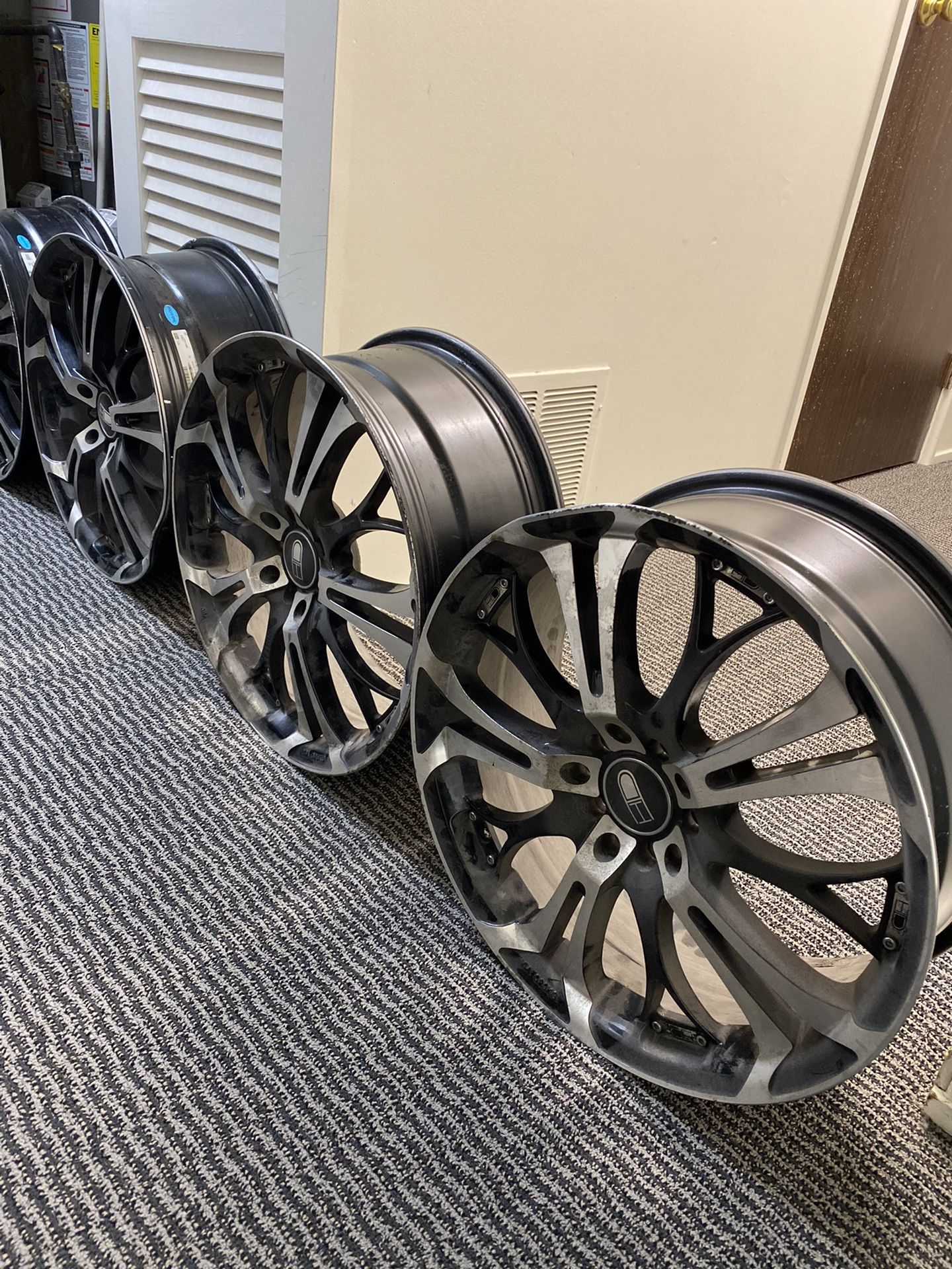 18 Universal Rims ( No tires )