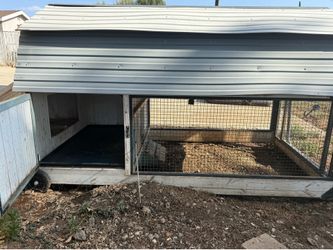 Producer's Pride Farmhouse Tractor Chicken Coop, 6 Chicken Roosting Capacity