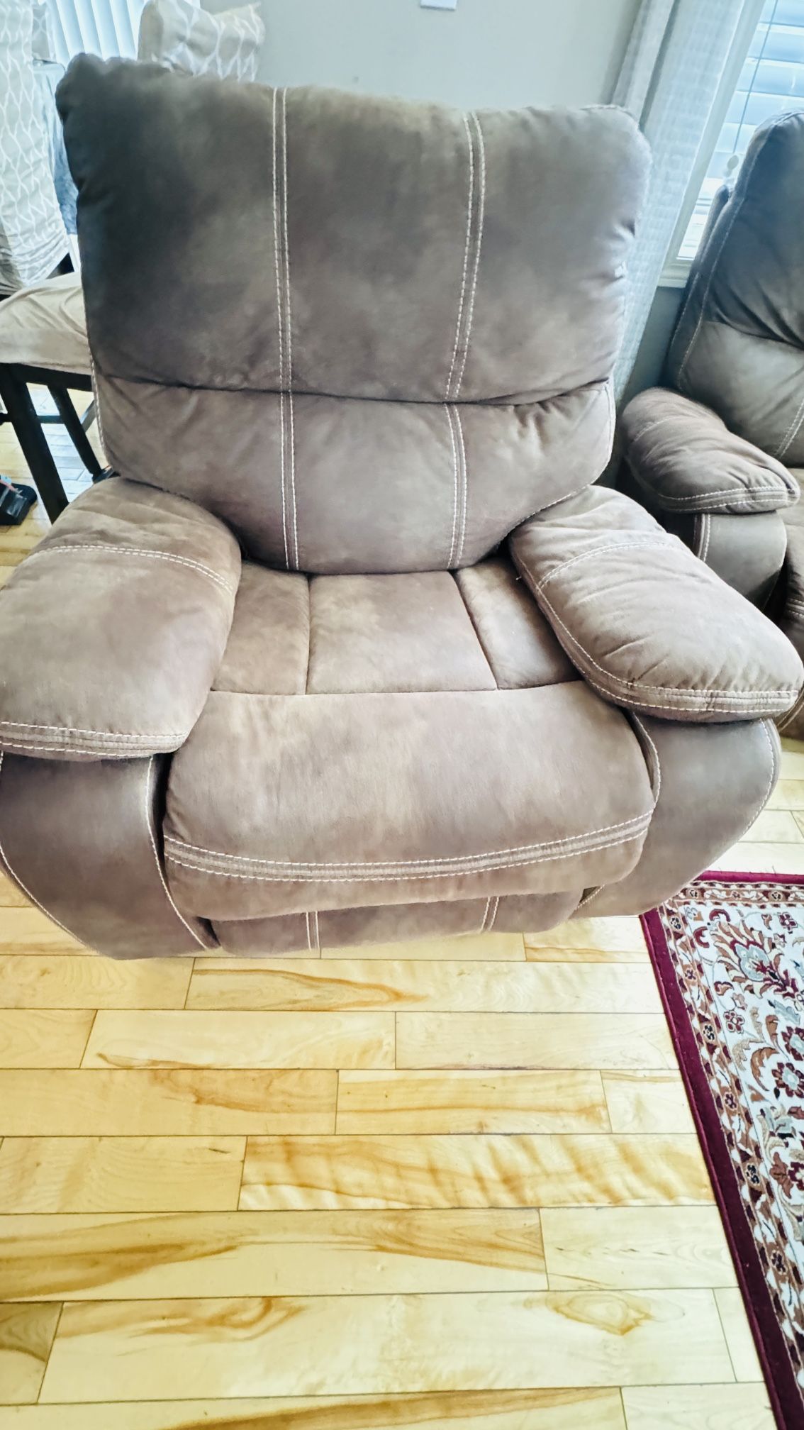Emerald Home Electric Recliner Sofa 4 Year Old
