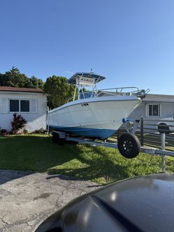 Bote 22’ Cobia 214 Motor Yamaha 150 4 tiempos