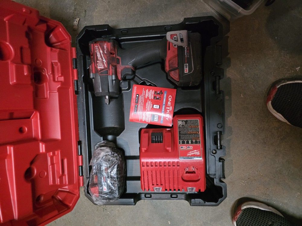 Milwaukee M18 FUEL 2960-22R kit is a 3/8-inch mid-torque impact wrench kit