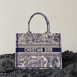 Blue Tiger Embroidered Book Tote Bag   36 x 27 x 16  cm
