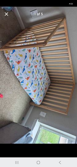Crib/ toddler bed with mattress and bedsheets