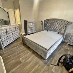 UPHOLSTERED GREY BED W/ TALL HEADBOARD - Cama De Terciopelo Gris Con Cabecera Alta 