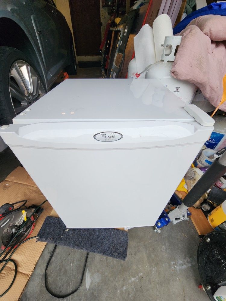 Whirlpool. Compact Refrigerator