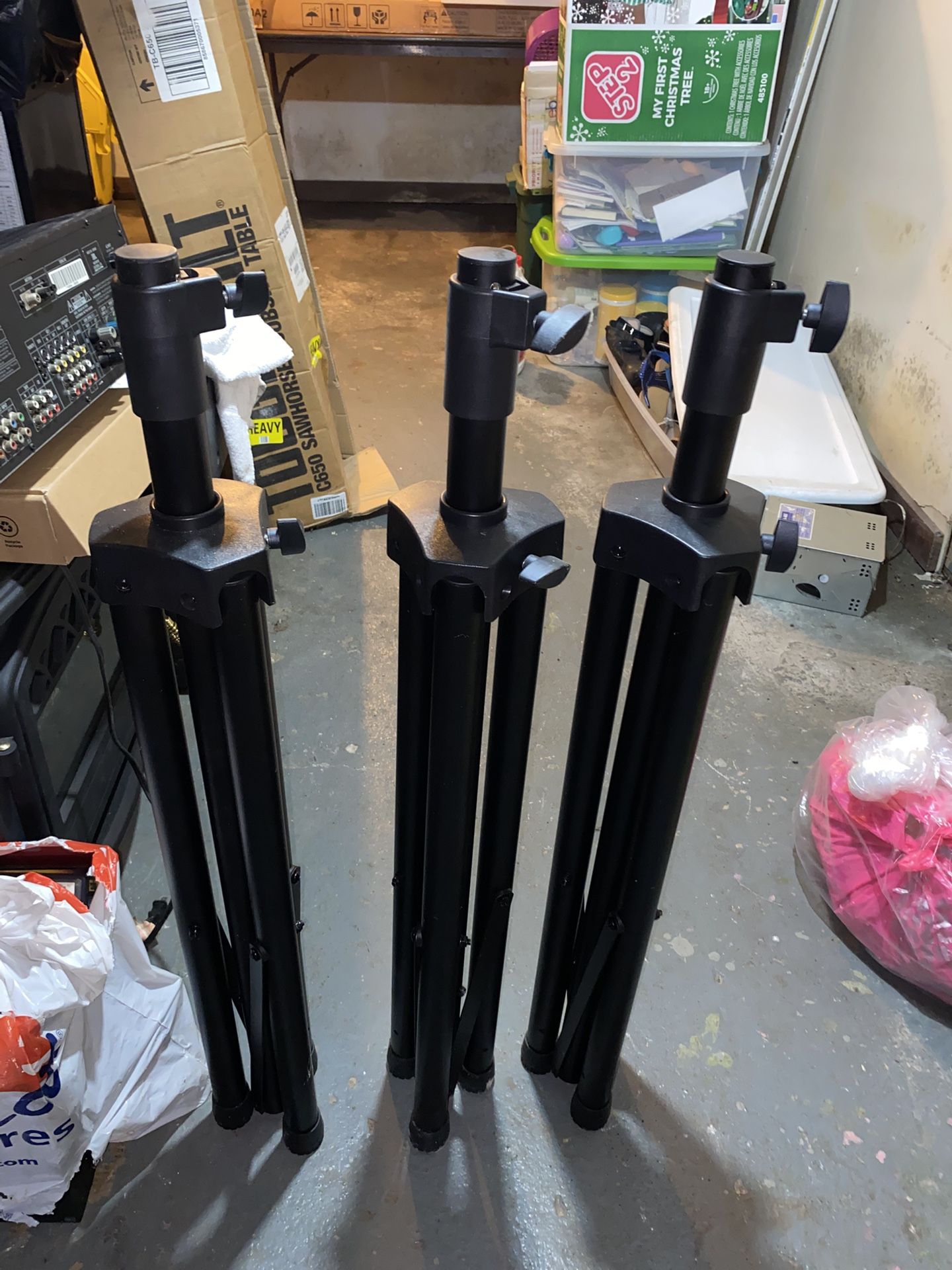 3 Speakers Stands