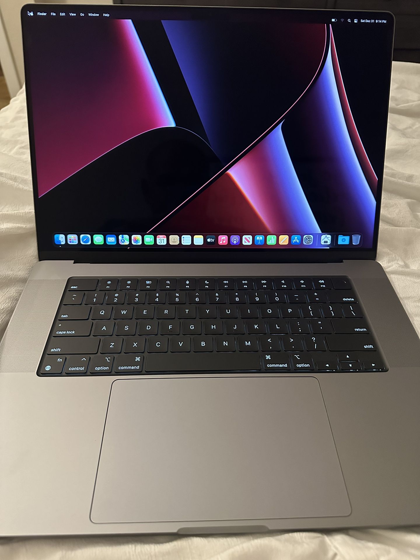 New Apple MacBook Pro 16” 32gb Ram 512gb W AppleCare Plus 2025!