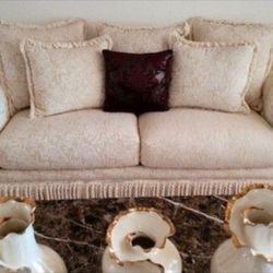 LIVING ROOM SET IN PERFECT CONDITION