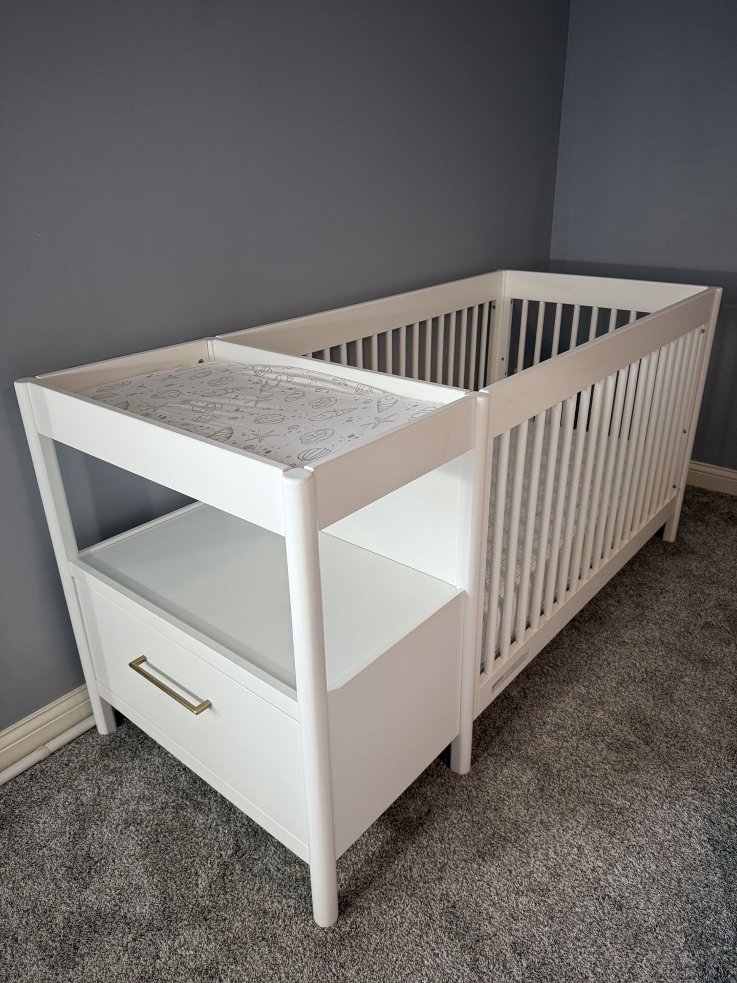 Full Size Convertible Crib With Changing the Table And mattresses 