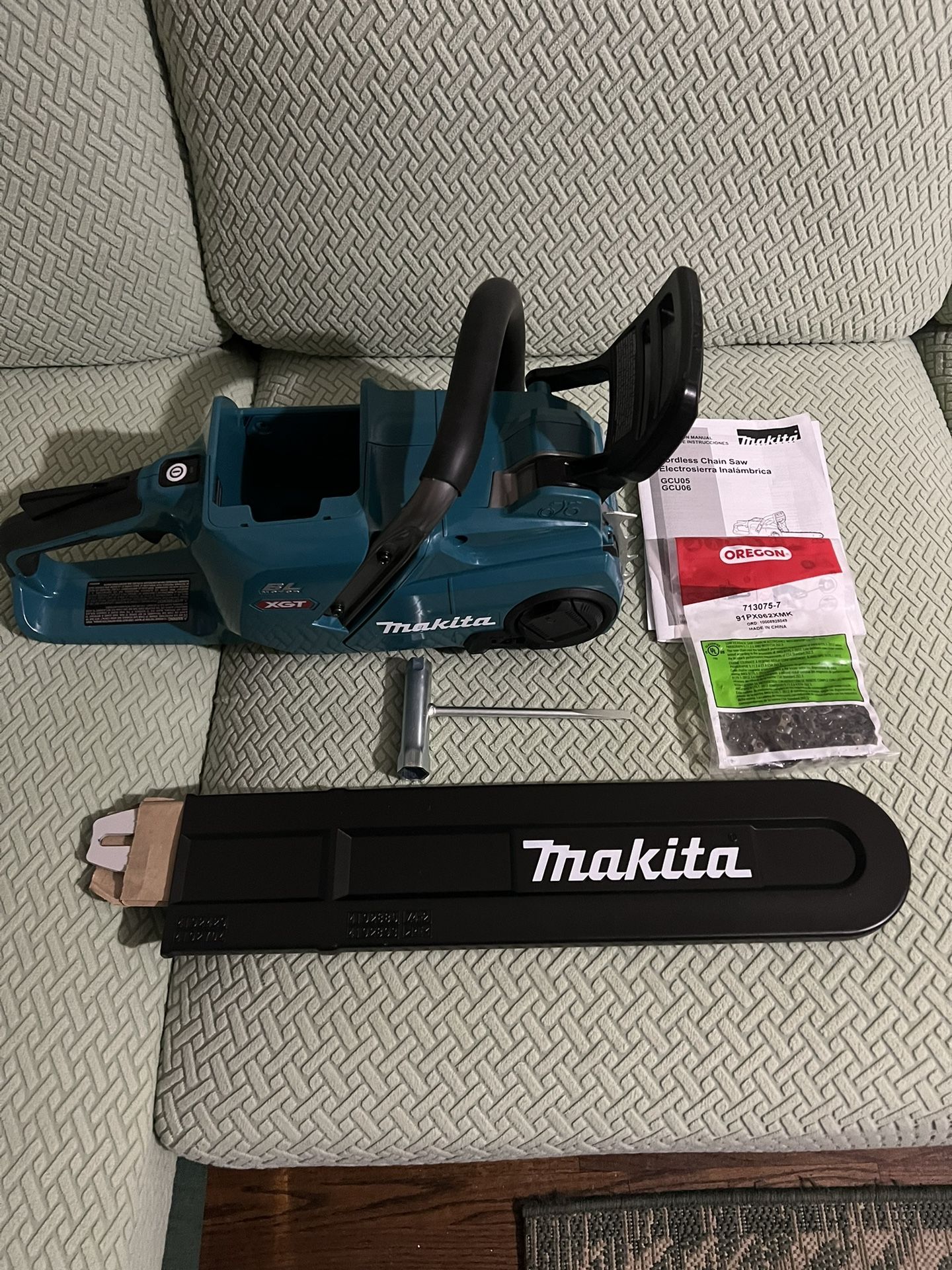 Makita Chainsaw 18” 40v Only Tools 