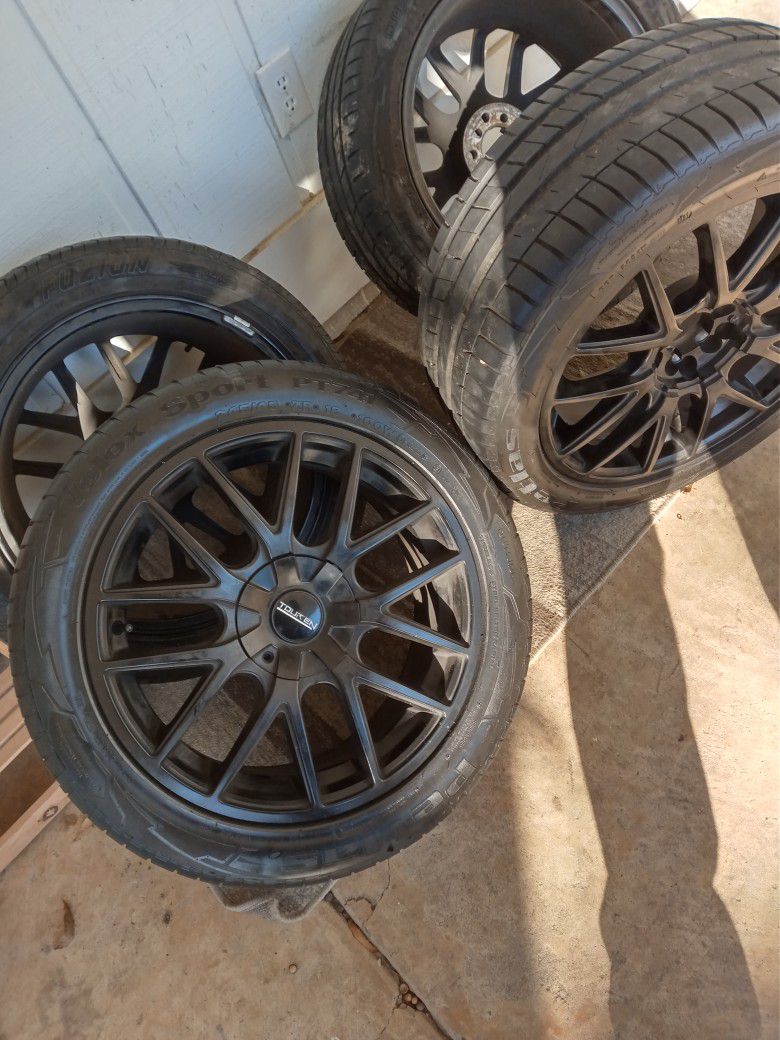 18inch New Tires Rims Black Rims No 700$