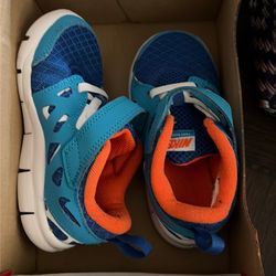 Nike tennis kids size 8