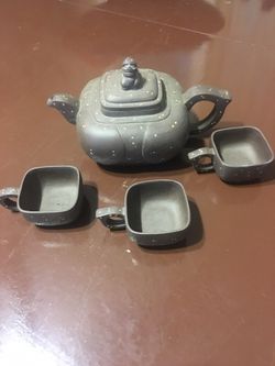 Ceramic tea pot w/ 3 cups