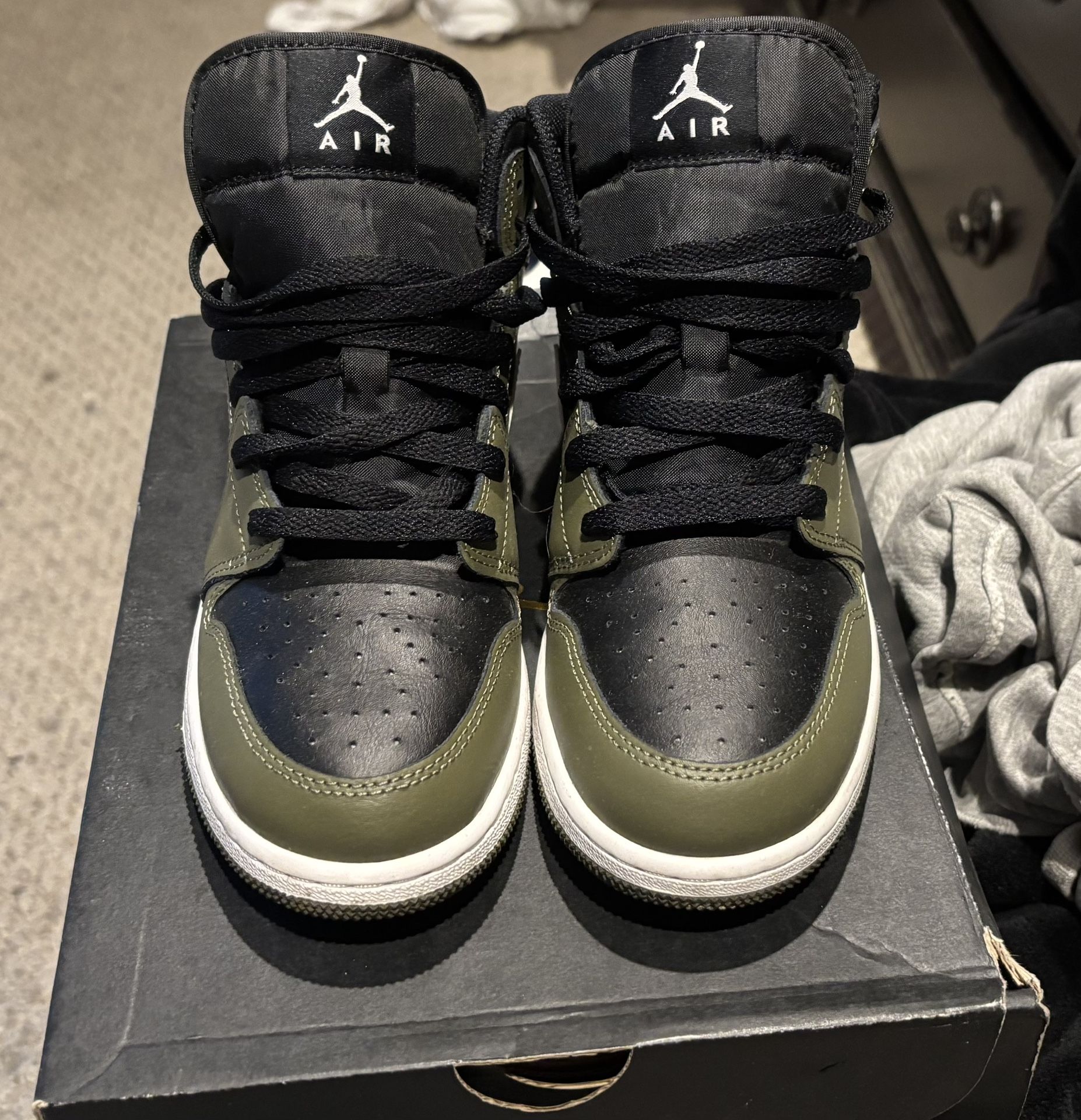 Air Jordan 1 MID GS