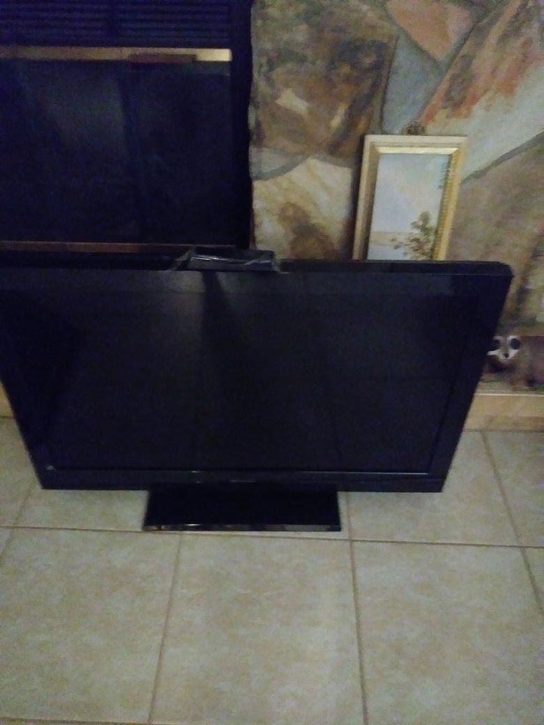 40 inch emerson with remote free delivery