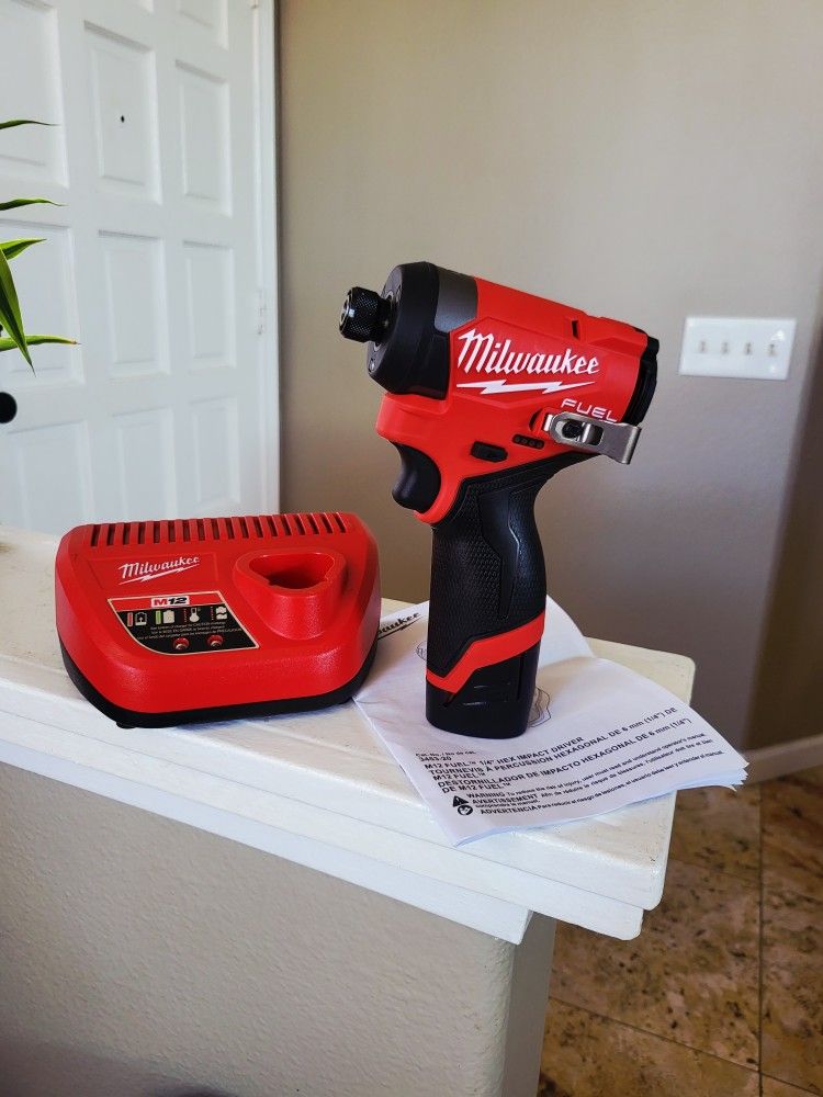 Milwaukee
M12 FUEL 12V Lithium-Ion Brushless Cordless 1/4 in. Hex Impact Driver w/CP High Output 1.5 Ah Battery/charger 