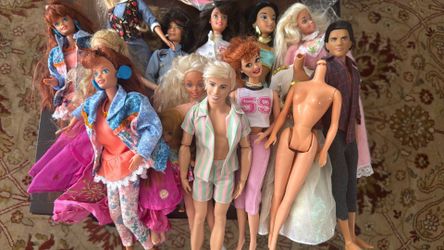 lot of Barbie and 2 Ken dolls