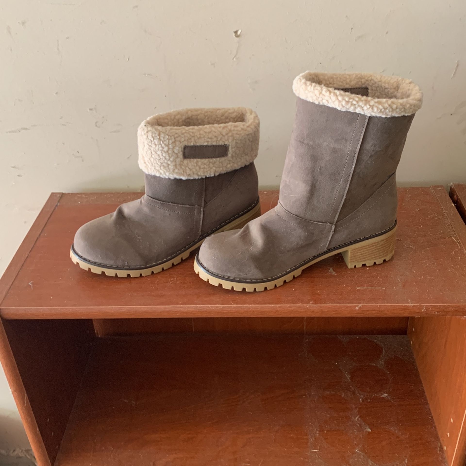 Women’s Suede boot With Faux Fur Lining