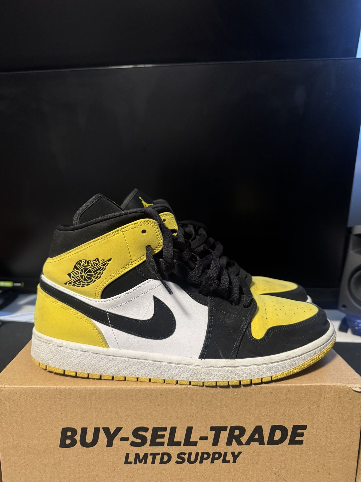 Jordan 1 Mid “Yellow Toe” Size 11