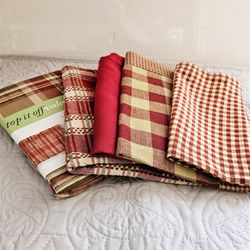 Southwestern Buffalo Checkered Window Valance Table Placemats and Napkins Set. 

Lot Includes:

-Top It Off 72" x 18" Valance Country Themed by ELLERY