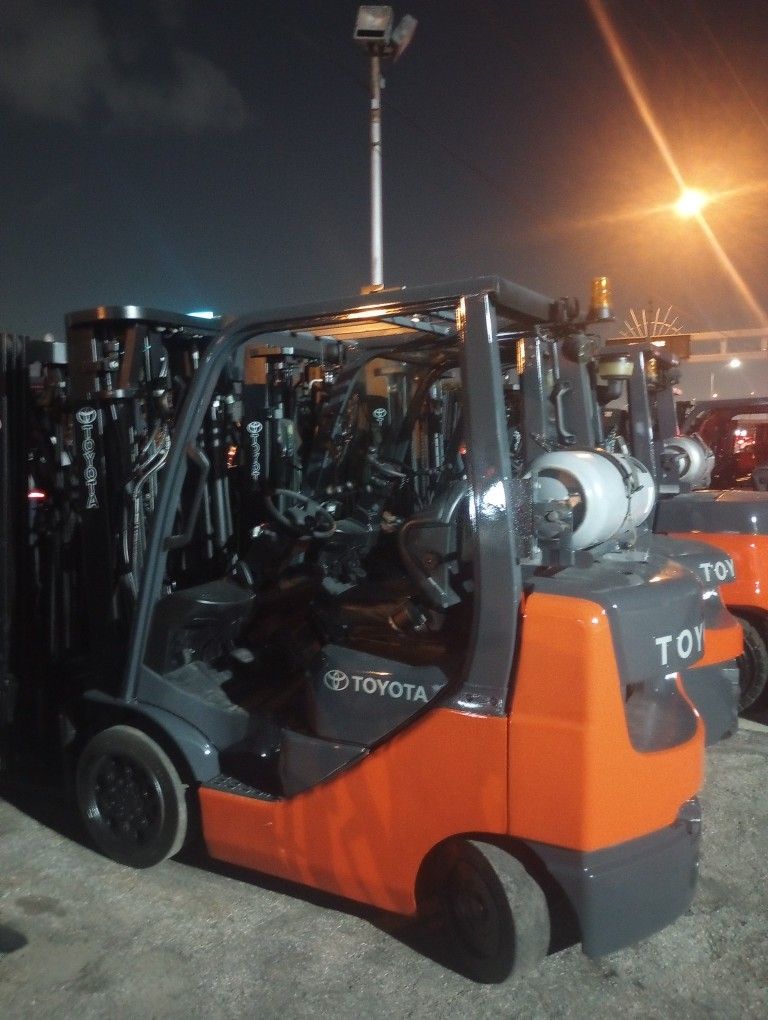 FORKLIFT TOYOTA 3600# Triple Mast