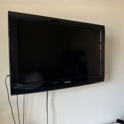 32 Inch Toshiba Flat Screen Tv + Wall Mount 