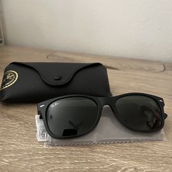 Ray-Ban New Wayfarer RB2132 Sunglasses Black G-15 Green Lens