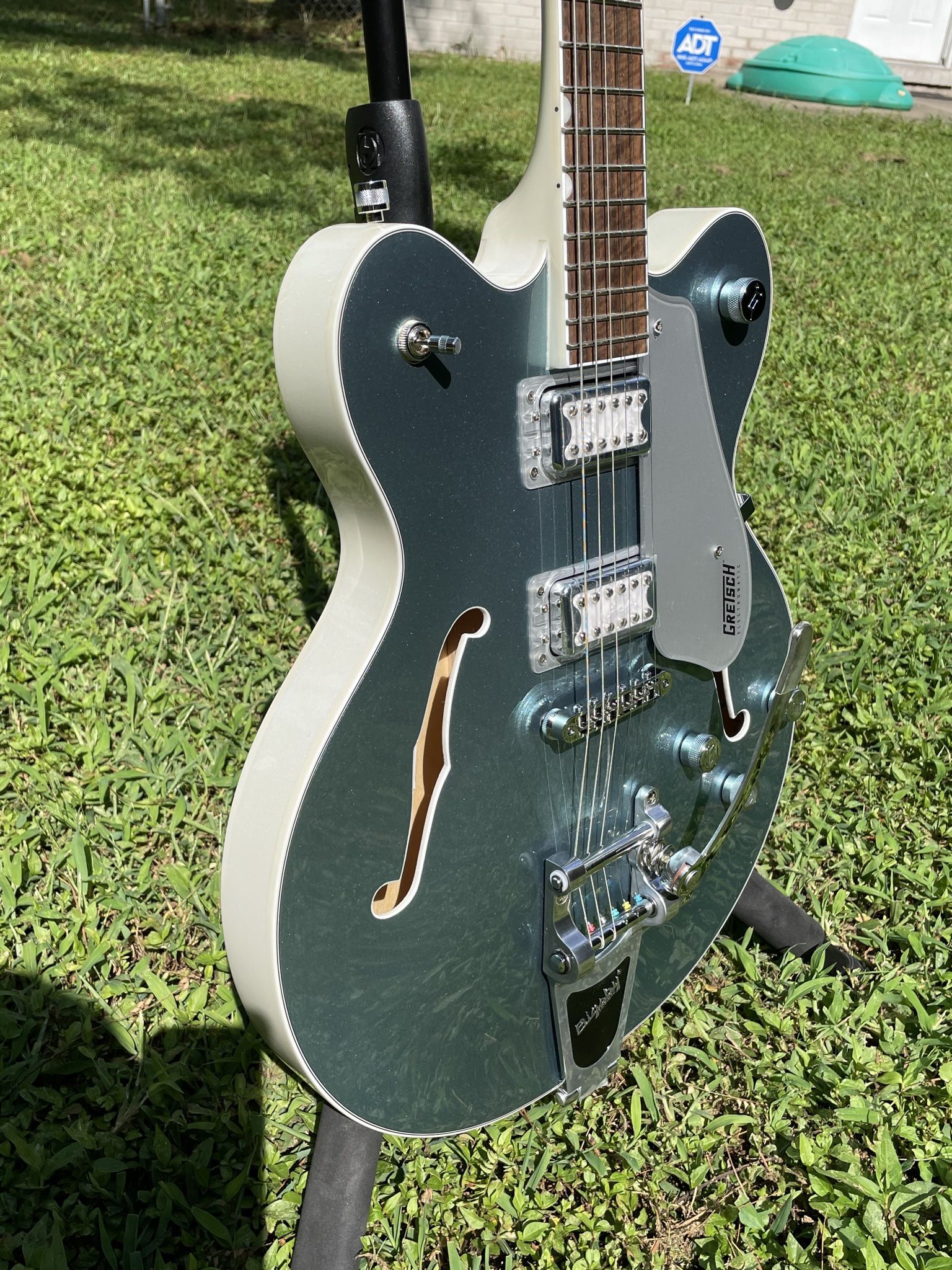 G5622T-140 DOUBLE PLATINUM ANNIVERSARY CENTER BLOCK WITH BIGSBY